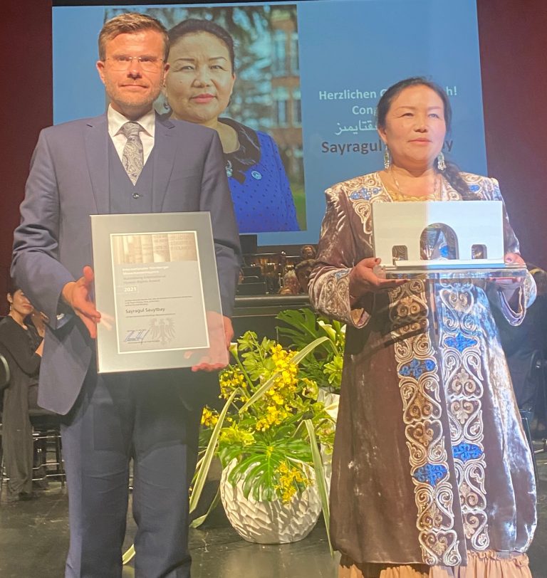 Uluslararası Nürnberg İnsan Hakları Ödülü, Kazak kökenli Müslüman Doktor Sayragul Sauytbay’a verildi.