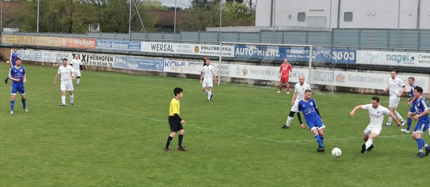 Almanya’da 13 yaşındaki Türk genci futbol hakemi oldu