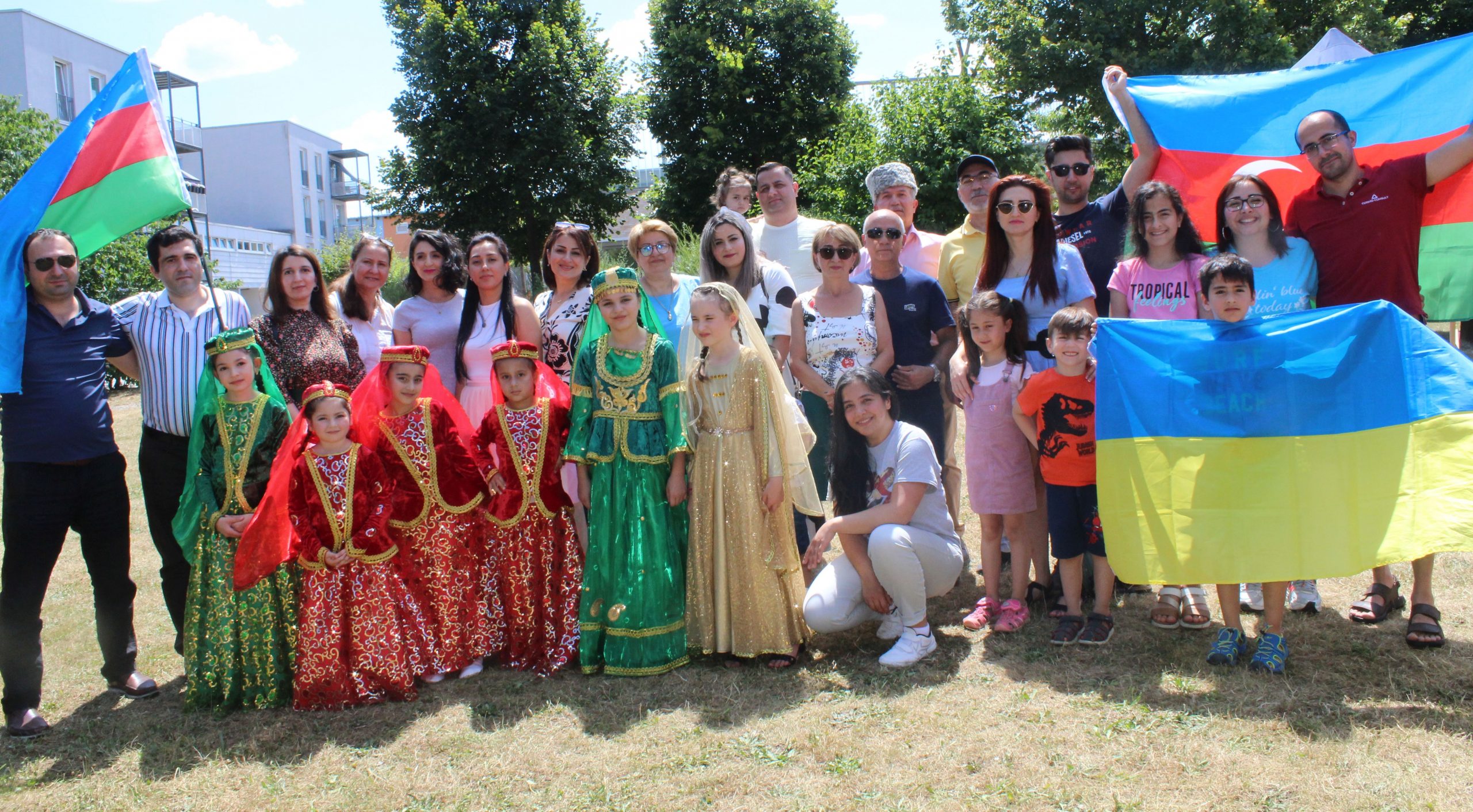 Azerbaycanlı çocukların gösterisi ayakta alkışlandı