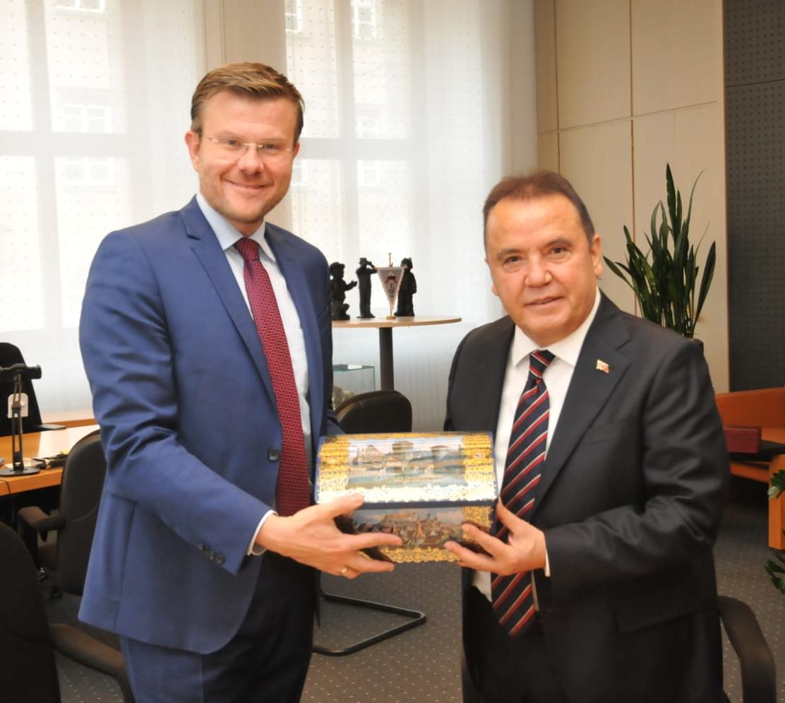 Başkan Böcek, Nürnberg Belediyesinin onur defterini imzaladı