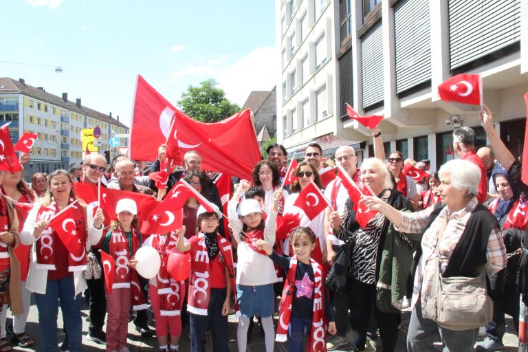 19 Mayıs gençlik yürüyüşü düzenlendi sonra coşkulu kutlama yapıldı