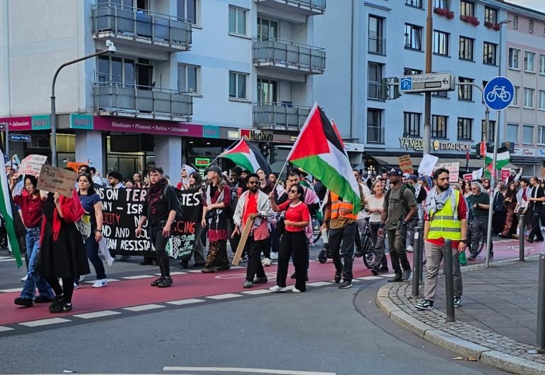 Frankfurt’ta 11 bin kişi “Gazze”de soykırımı durdurun” sloganıyla yürüdü