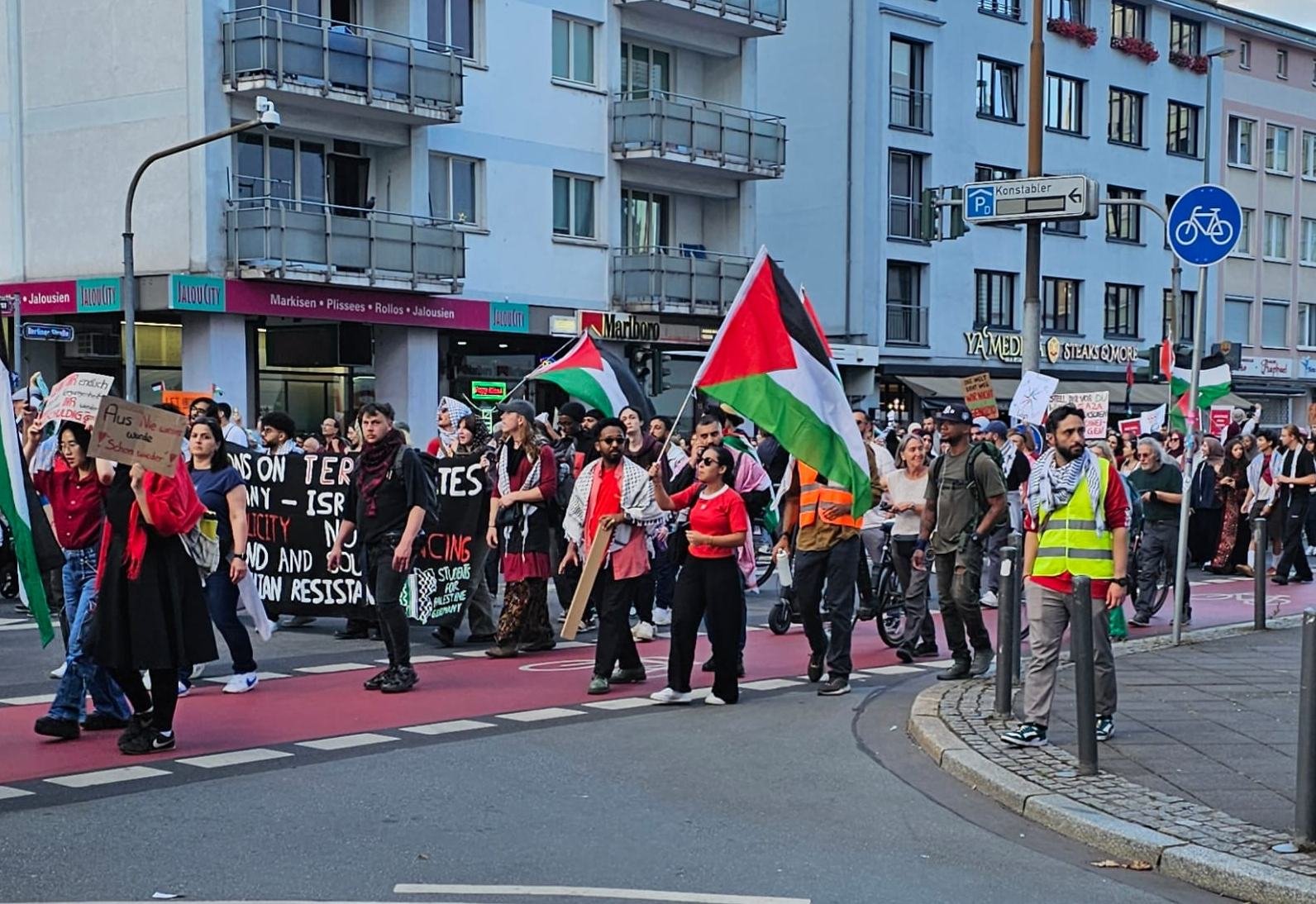 Frankfurt’ta 11 bin kişi “Gazze”de soykırımı durdurun” sloganıyla yürüdü