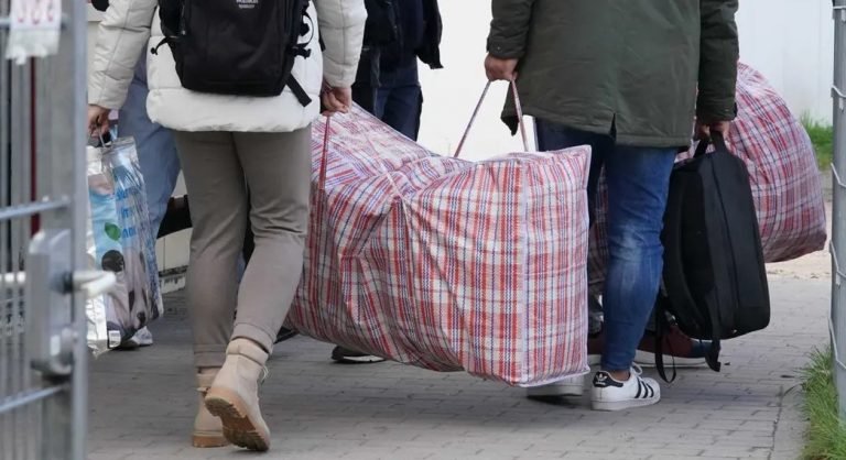 Berlin’de Suriyeli, Afgan ve Iraklılar için  aile birleşimi programı durdurdu.