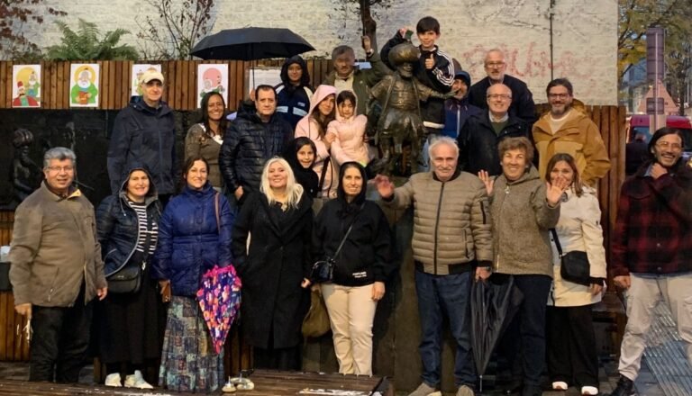 Brüksel’de bulunan Nasrettin Hoca heykeli, ‘Dünya Gülümseme Günü’nde temizlendi Brüksel’de bulunan Nasrettin Hoca heykeli, ‘Dünya Gülümseme Günü’nde temizlendi