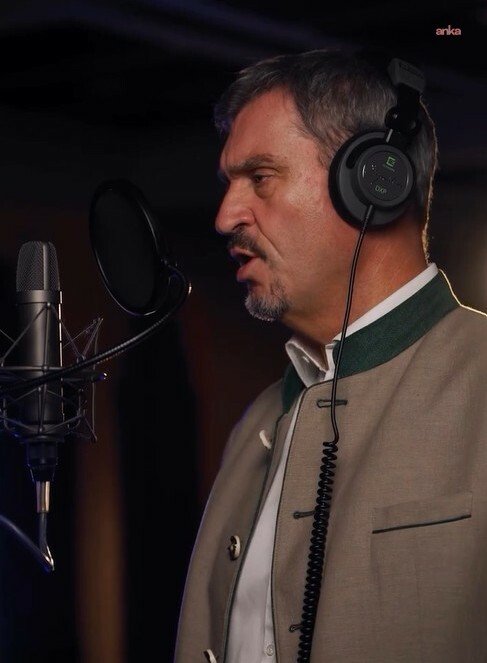 Bavyera Eyalet Başbakanı Söder’den Oktoberfest sürprizi: “Sweet Caroline” şarkısı yorumuyla sosyal medyada gündem oldu Bavyera Eyalet Başbakanı Söder’den Oktoberfest sürprizi: “Sweet Caroline” şarkısı yorumuyla sosyal medyada gündem oldu